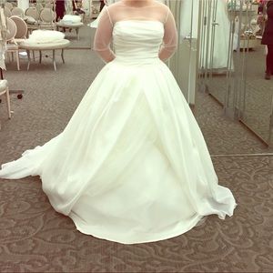 Vera Wang Wedding Dress (NEVER WON/ALTERED)